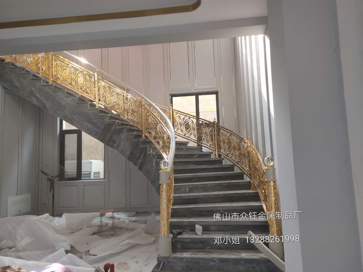 旋转楼梯铝艺金色护栏配白色扶手姿态优美